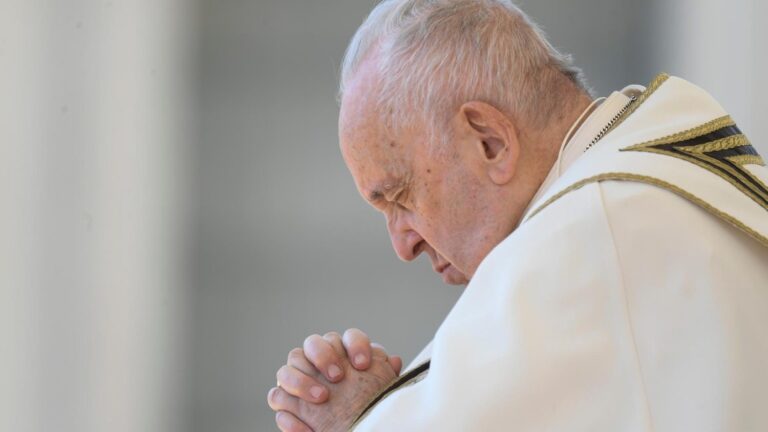 Pope Francis calls for peace in Ukraine – media horrified!