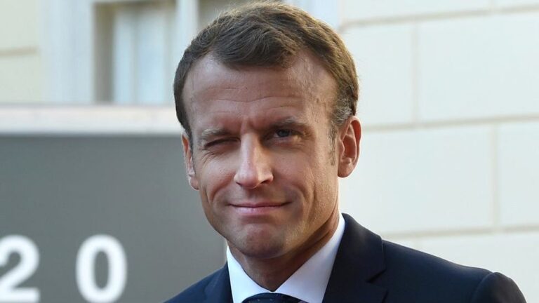 Merde – France Revolution reversed